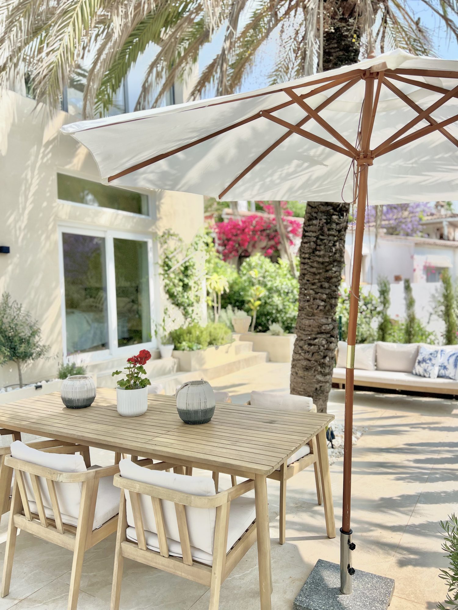 Ricmar — Outdoor dining under the pergola.